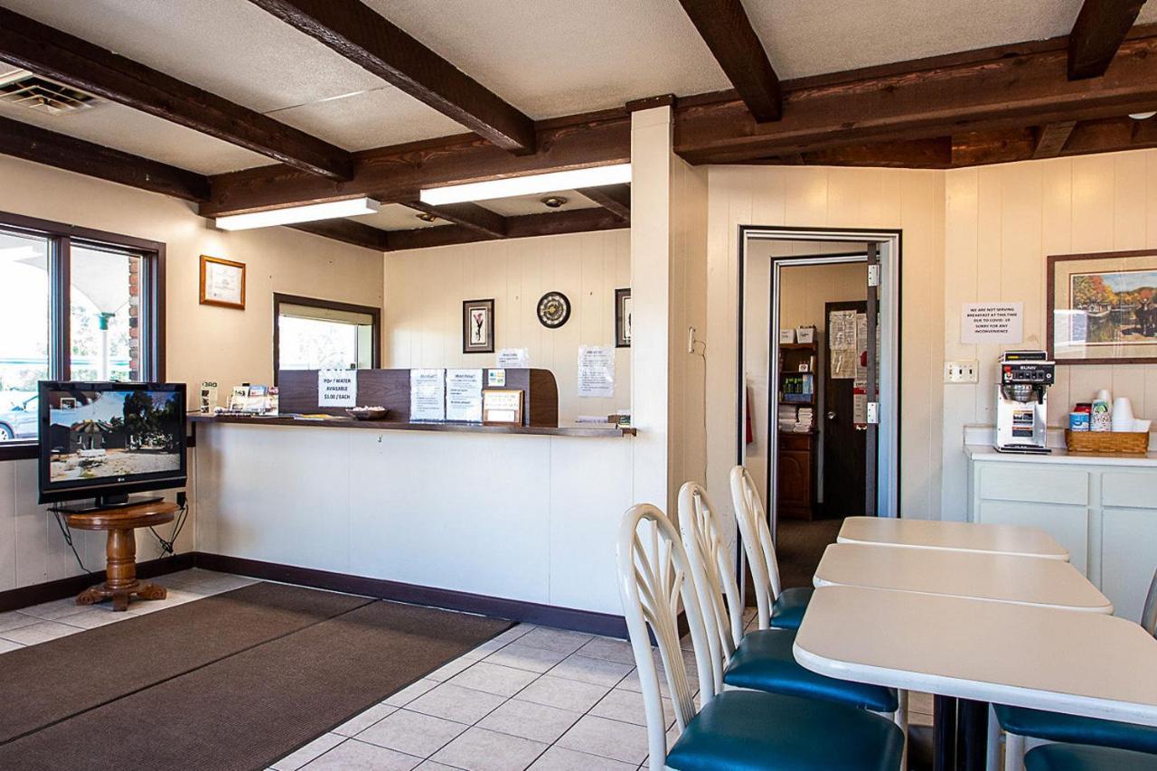 Country Squire Inn And Suites Coshocton Exterior foto